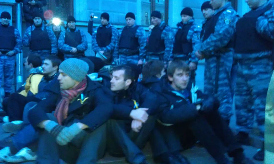 ДемАльянсівців Беркут оточив колом